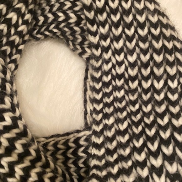 Black & White Crochet Infinity Scarf - One Size♥️ - Picture 4 of 5